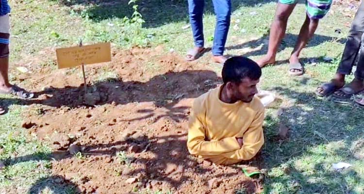 মাকে নির্যাতন করায় ছেলেকে গর্তে পুঁতে পাথর নিক্ষেপ