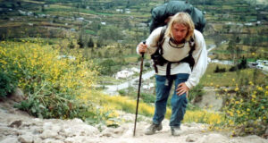 বন্ধুদের সঙ্গে বাজি ধরে ২৭ বছর পৃথিবীর পথে হাঁটছেন তিনি