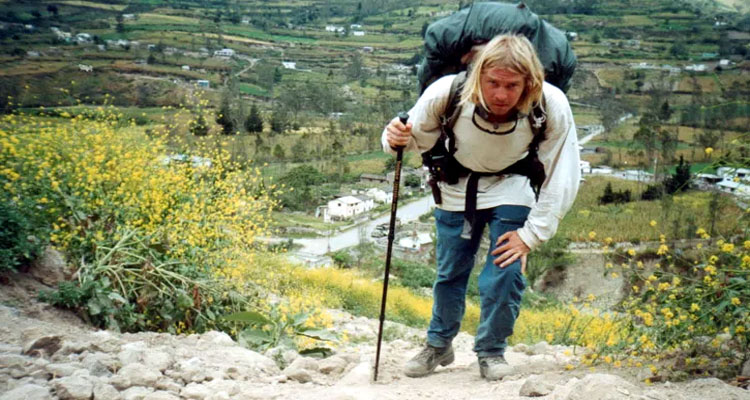 বন্ধুদের সঙ্গে বাজি ধরে ২৭ বছর পৃথিবীর পথে হাঁটছেন তিনি