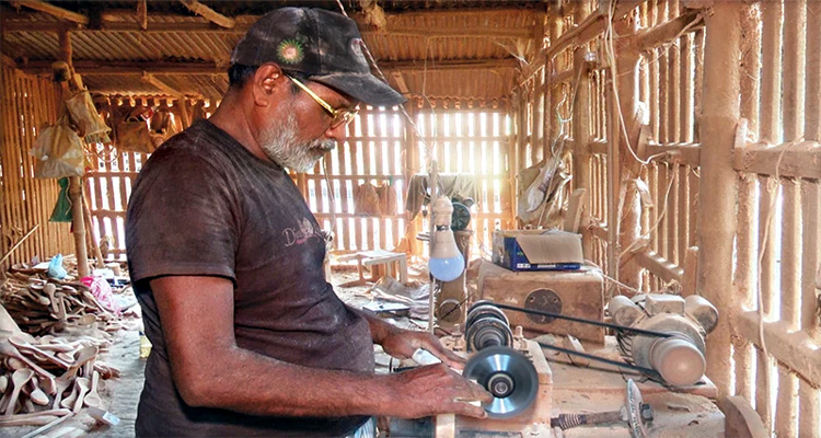 কাঠের শিল্পে ঘুরছে চার গ্রামের ভাগ্যের চাকা