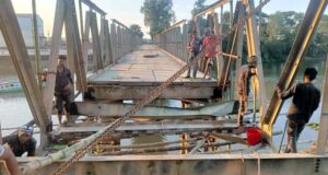 রত্না নদীর ভেঙ্গে পড়ায় চরম ভোগান্তিতে যাত্রী-চালকরা