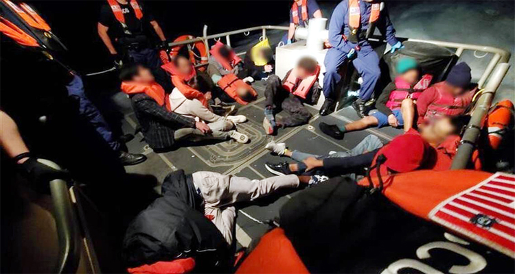 অবৈধ অভিবাসীকে গুদামে রাখার পরিকল্পনা ট্রাম্পের