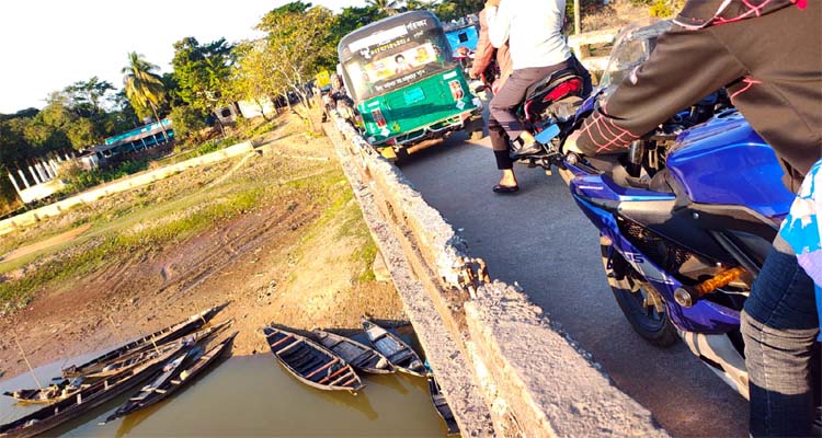 ব্রিজ এখন মরণ ফাঁদ!
