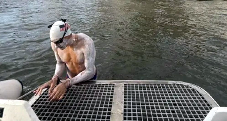 ৪৯ বছর বয়সি মাইকেল মোরোর সাঁতরে বিশ্বরেকর্ড!