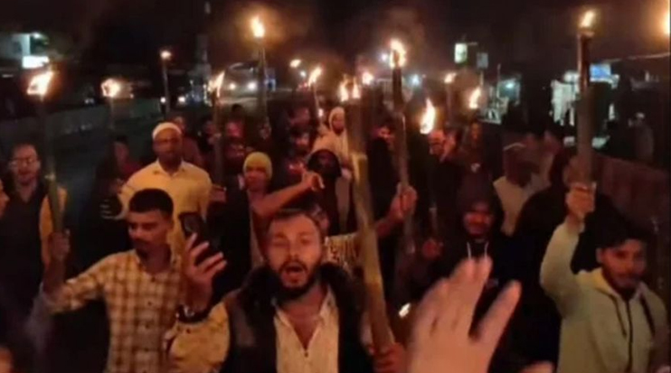 আরিফুল হক চৌধুরীকে বয়কট করে মশাল মিছিল