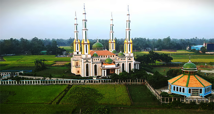 দৃষ্টিনন্দন ‘মসজিদে নূর’ দেখতে মানুষের ভিড়