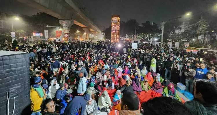 রাতের শেষে সকাল, এখনো শাহবাগে ছাত্র-জনতা