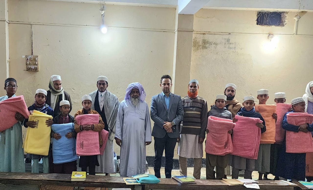 বিশ্বম্ভরপুরে শীতার্ত মানুষের মধ্যে শীতবস্ত্র বিতরণ