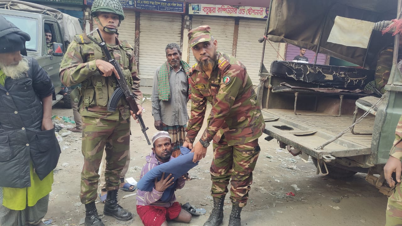 খোঁজে খোঁজে অসহায় ও প্রতিবন্ধীদের মাঝে সেনাবাহিনীর কম্বল বিতরণ