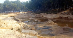 মাধবপুরে সিমনা নদীতে প্রকাশ্যে বালু উত্তোলন, হুমকিতে পরিবেশ
