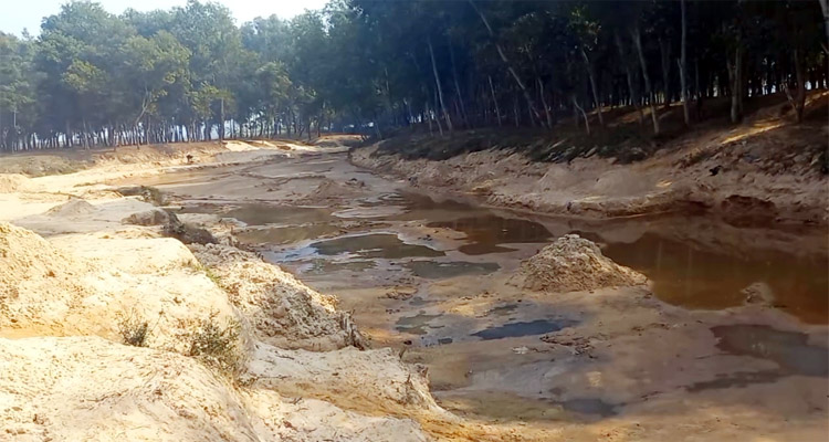 মাধবপুরে সিমনা নদীতে প্রকাশ্যে বালু উত্তোলন, হুমকিতে পরিবেশ