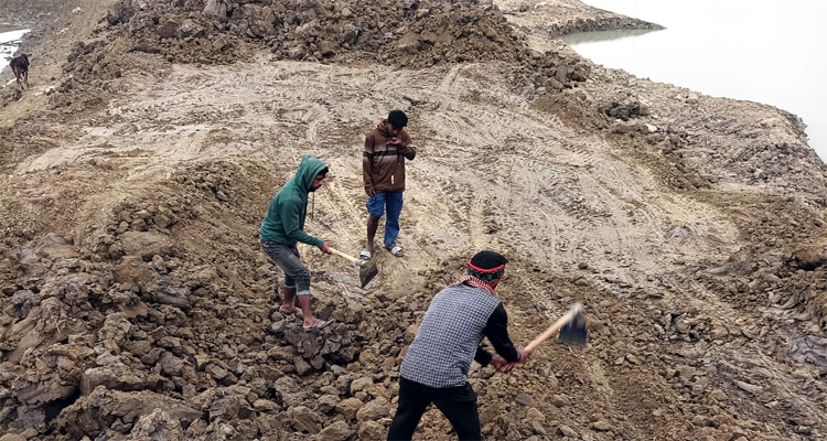 হাওরে বেড়ি বাঁধের সময় ২০ দিন পেরিয়ে গেলেও শুরু হয়নি কাজ