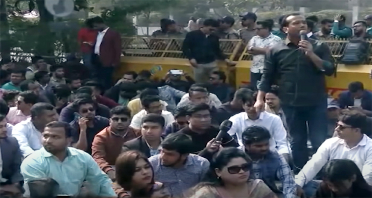 তিন ইস্যুতে ছাত্রদলের ইসি ঘেরাও