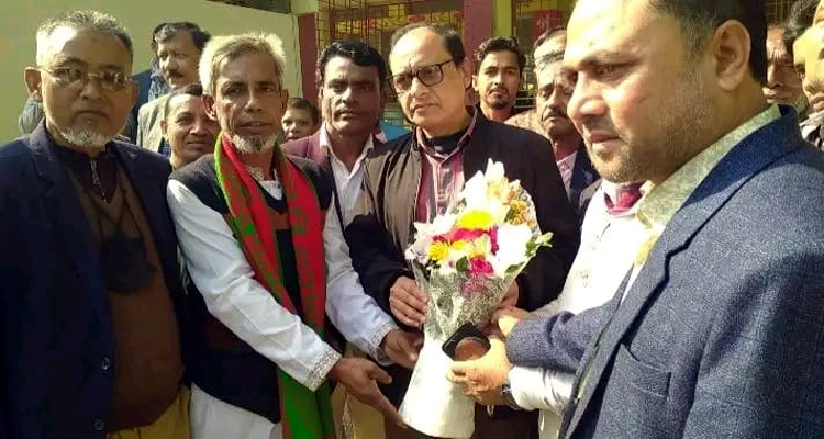 মধ্যনগরে প্রাথমিক ও গণশিক্ষা উপদেষ্টার স্কুল পরিদর্শন