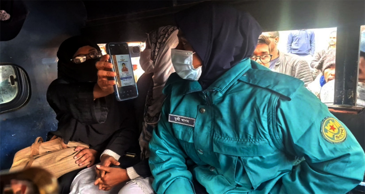 জবিতে শিবিরের ভিপি প্রার্থীর স্ত্রীকে পুলিশে দিলেন ছাত্রদলের নেতারা