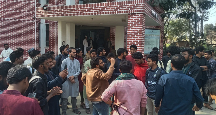 ছাত্রদলের শাকসু নির্বাচন বন্ধের দাবির প্রতিবাদে শাবিতে বিক্ষোভ