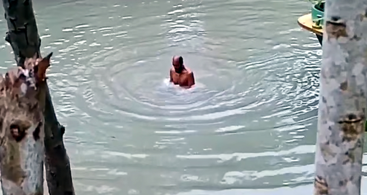 বাজি ধরে পুকুরে ১০০ ডুব দিয়ে মৃত্যু হলো কেন