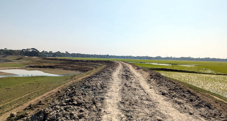 ফসলরক্ষা বাঁধ: মেশিনে খুঁড়ে দেওয়া হয়েছে নতুন রূপ