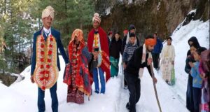 বিয়ে করতে তুষার ভেঙ্গে হাঁটলেন বর-কনেরা