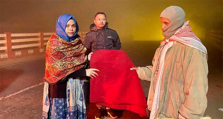 বড়লেখায় তীব্র শীত: গভীর রাতে কম্বল পৌঁছে দিলেন সহকারি কমিশনার