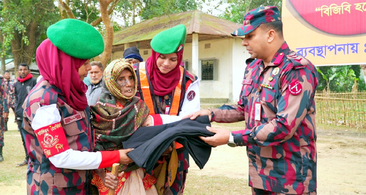 সীমান্তে শীতার্ত মানুষের পাশে দাঁড়াল বিজিবি