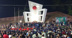 শ্রদ্ধা ভালোবাসায় সিলেট কেন্দ্রীয় শহিদ মিনারে মানুষের ঢল