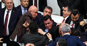 তুরস্কের পার্লামেন্টে হাতাহাতি ও সংঘর্ষ