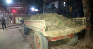 রাতে আধারে মাটি বিক্রি, দুই গাড়ীকে জরিমানা।