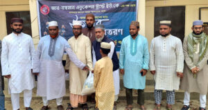খাজাঞ্চীতে আর-রাহমান এডুকেশন ট্রাস্টের ইফতার সামগ্রী বিতরণ