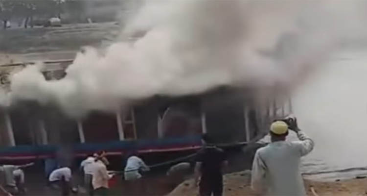 টাংগুয়ার হাওরে পর্যটকবাহী হাউজবোডে অগ্নিকাণ্ড