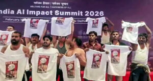 এআই সম্মেলনে খালি গায়ে বিক্ষোভ, কোমর বেঁধে বিজেপি