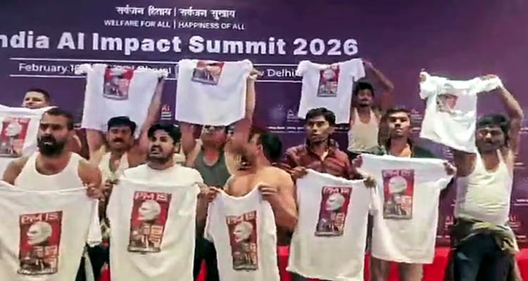 এআই সম্মেলনে খালি গায়ে বিক্ষোভ, কোমর বেঁধে বিজেপি