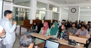 <span style='color:#ff0000;font-size:18px;'>উপাচার্য প্রফেসর ড. মোহাম্মদ তাজ উদ্দিন</span> <br/> জ্ঞানার্জনে লাইব্রেরির সাথে সেতুবন্ধন তৈরি করতে হবে