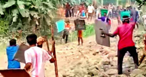 মাঠে গরু চড়ানোকে কেন্দ্র করে সংঘর্ষ, আহত ৩০