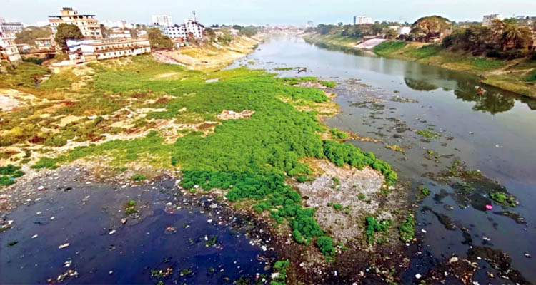 সিলেট নগরীর টনে টনে বর্জ্য যাচ্ছে সুরমায় নদীতে সিলেট নগরীর টনে টনে বর্জ্য যাচ্ছে সুরমায় নদীতে
