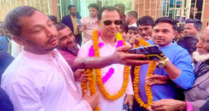 নেতাকর্মী, সমর্থকদের ভালবাসায় সিক্ত বিজয়ী কামরুল
