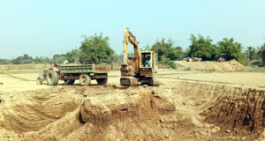 ফসলি জমির মাটি কেটে বাঁধ নির্মাণের অভিযোগ