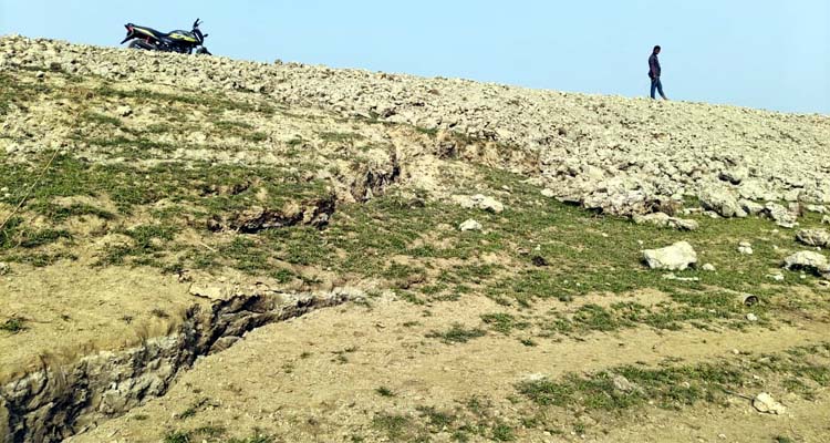 দেখার হাওরে বাঁধের কাজ শেষ হওয়ার আগেই ধস, ফসল নিয়ে শঙ্কা