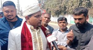 বিয়ের আগে বরের সাজে ভোট দিলেন যুবক