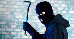 শুধু পুলিশের বাড়িতে চুরি করতেন অদ্ভুত এক ‘চোর’