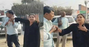 পরকীয়ার সন্দেহে স্বামীকে প্রকাশ্যে পেটালেন স্ত্রী