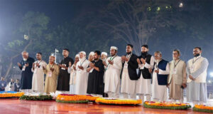 শহীদ মিনারে ফুল দিয়ে মোনাজাত করলেন বিরোধী দলীয় নেতা ডা. শফিকুর রহমান