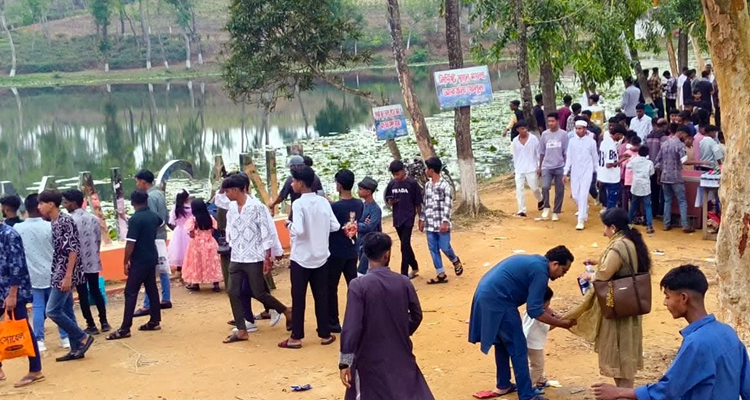 ঈদের ছুটিতে কমলগঞ্জে পর্যটকদের উপচে পড়া ভিড়