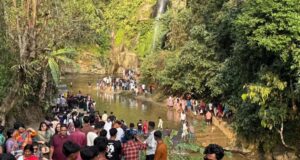 ঈদের চতুর্থ দিনেও মাধবকুণ্ড জলপ্রপাতে পর্যটকদের ঢল