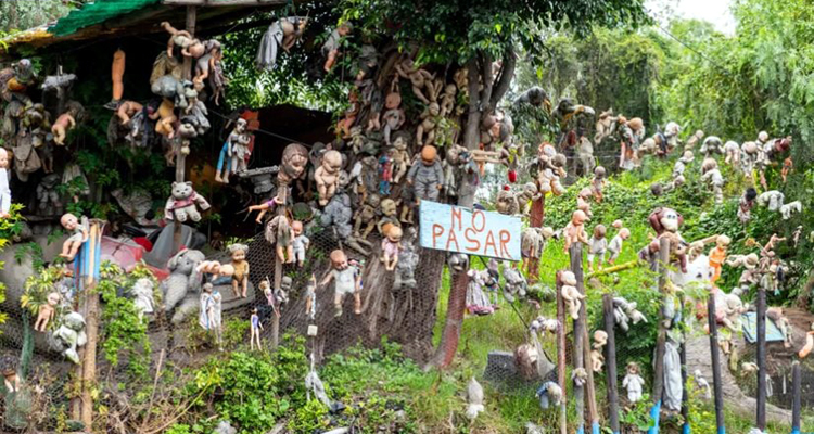 রহস্যময় পুতুলের দ্বীপ যেনো এক ভয়াল সৌন্দর্যের মায়াজাল