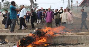 সিন্ডিকেটবাজ ও ছিনতাইকারীদের প্রতিকী কুশপুত্তলিকা দাহ