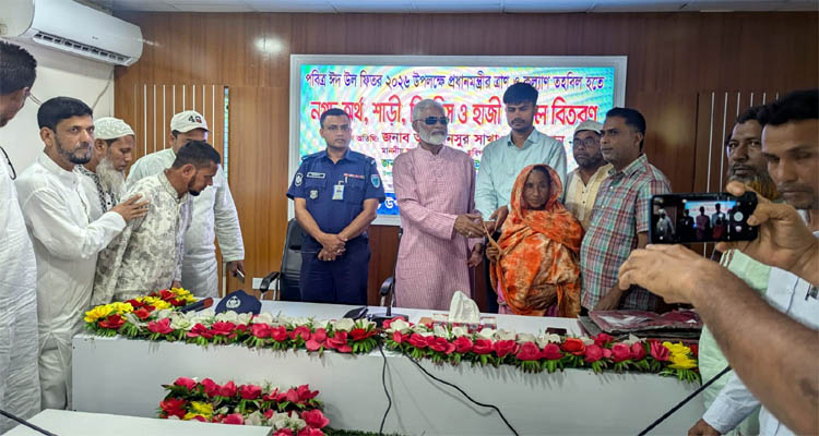 ঈদে অসহায়দের মাঝে সরকারি ত্রাণ বিতরণ করলেন এমপি-জীবন