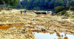 মাধবপুরে রঘুনন্দন ছড়া থেকে বালু লুট: নেপথ্যে কারা?