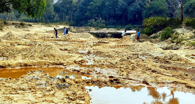 মাধবপুরে রঘুনন্দন ছড়া থেকে বালু লুট: নেপথ্যে কারা?