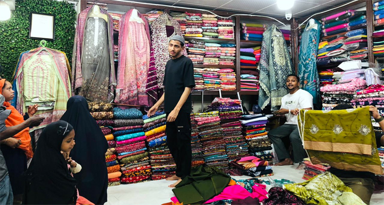 বিয়ানীবাজারে জমে উঠেছে ঈদের কেনাকাটা